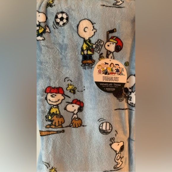 Peanuts Snoopy and Friends Sports
Throw Blanket - Picture 4 of 4